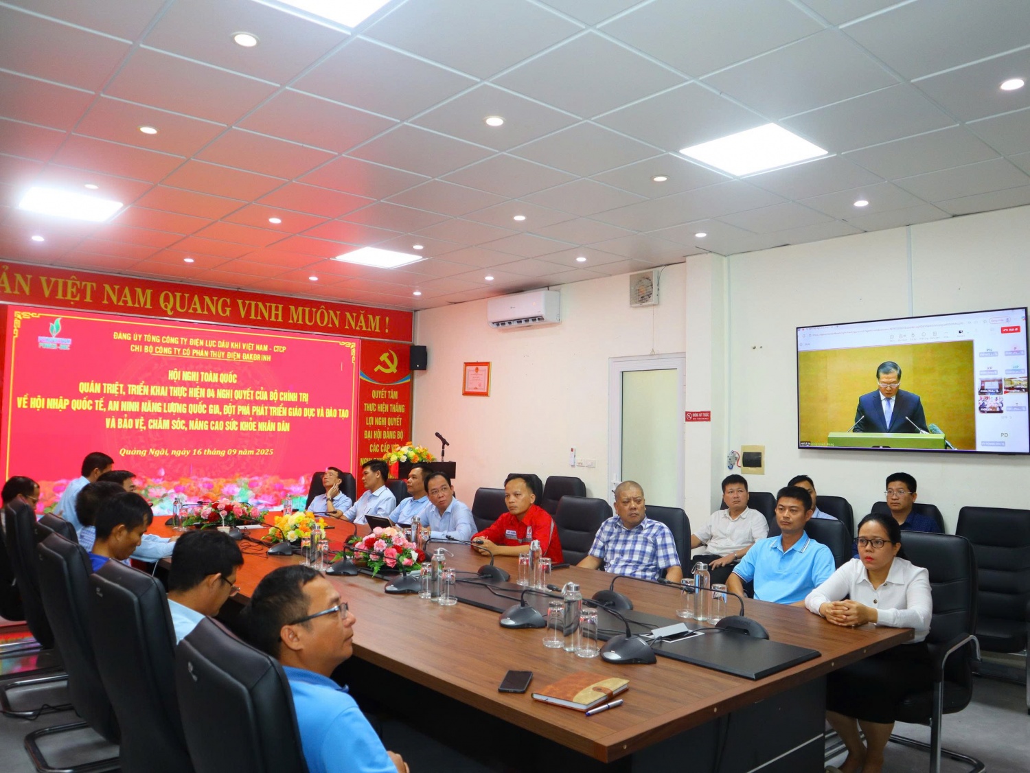 Gần 8.000 đảng viên Petrovietnam tham dự quán triệt 4 Nghị quyết quan trọng của Bộ Chính trị Gần 8.000 đảng viên Petrovietnam tham dự quán triệt 4 Nghị quyết quan trọng của Bộ Chính trị