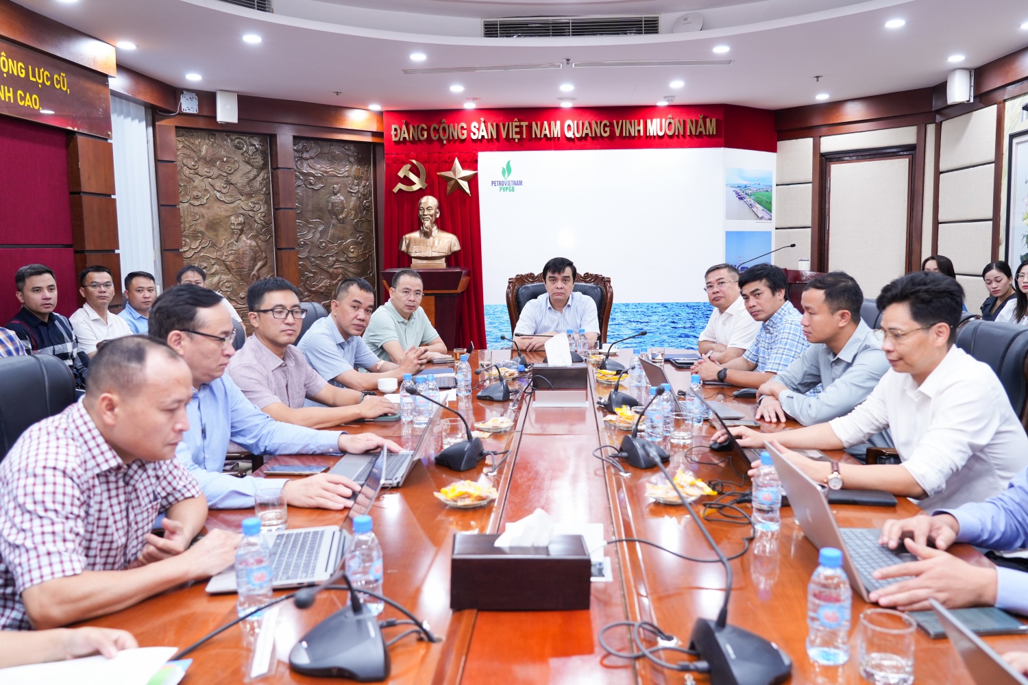 Gần 8.000 đảng viên Petrovietnam tham dự Hội nghị toàn quốc quán triệt 4 Nghị quyết của Bộ Chính trị Gần 8.000 đảng viên Petrovietnam tham dự Hội nghị toàn quốc quán triệt 4 Nghị quyết của Bộ Chính trị