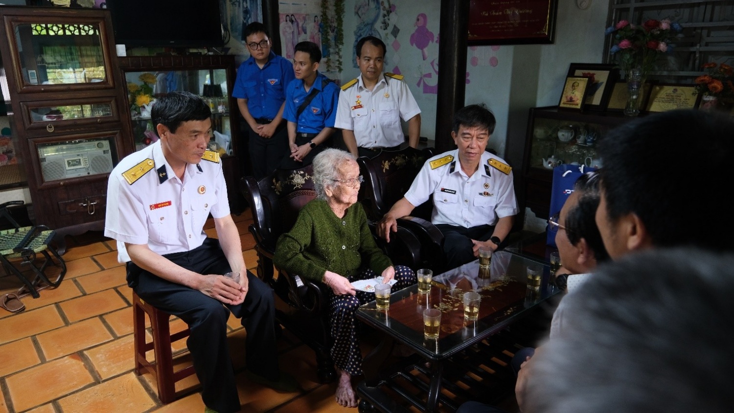 thăm và tặng quà mẹ Việt Nam anh hùng