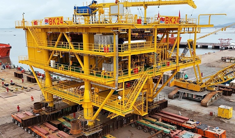 [Video] Vietsovpetro lắp đặt thành công Khối thượng tầng giàn BK-24, mỏ Bạch Hổ