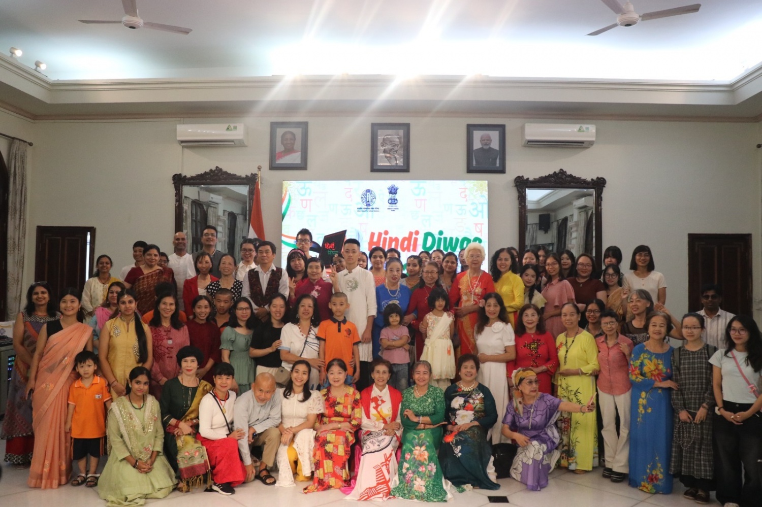 Tuổi 16 kỳ diệu của thiếu niên Nguyễn Khắc Hưng: Khi tinh thần Hindi Diwas giao hòa với hồn Phật