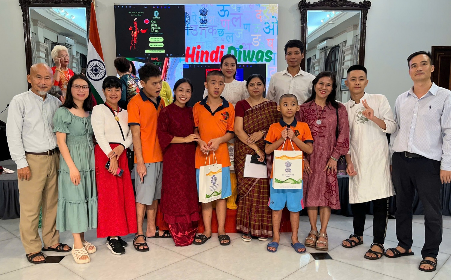Tuổi 16 kỳ diệu của thiếu niên Nguyễn Khắc Hưng: Khi tinh thần Hindi Diwas giao hòa với hồn Phật
