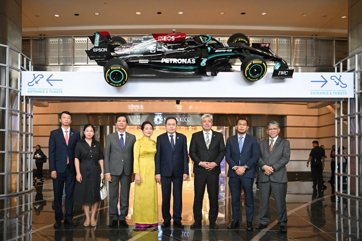 Chủ tịch Quốc hội Trần Thanh Mẫn và Phu nhân thăm và làm việc với Tập đoàn Petronas. Ản