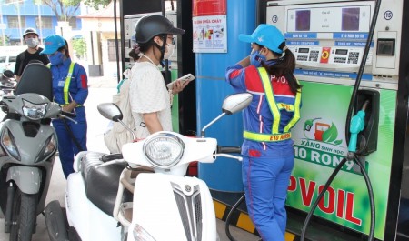 Sau gần 2 tháng thí điểm xăng E10: Người dân dần thích ứng