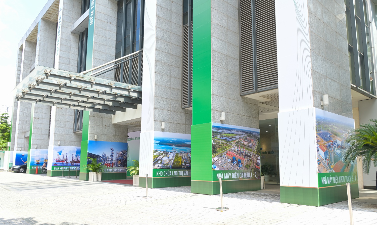 Hình ảnh các công trình của Petrovietnam tại sảnh ngoài đối diện đường Huỳnh Thúc Kháng