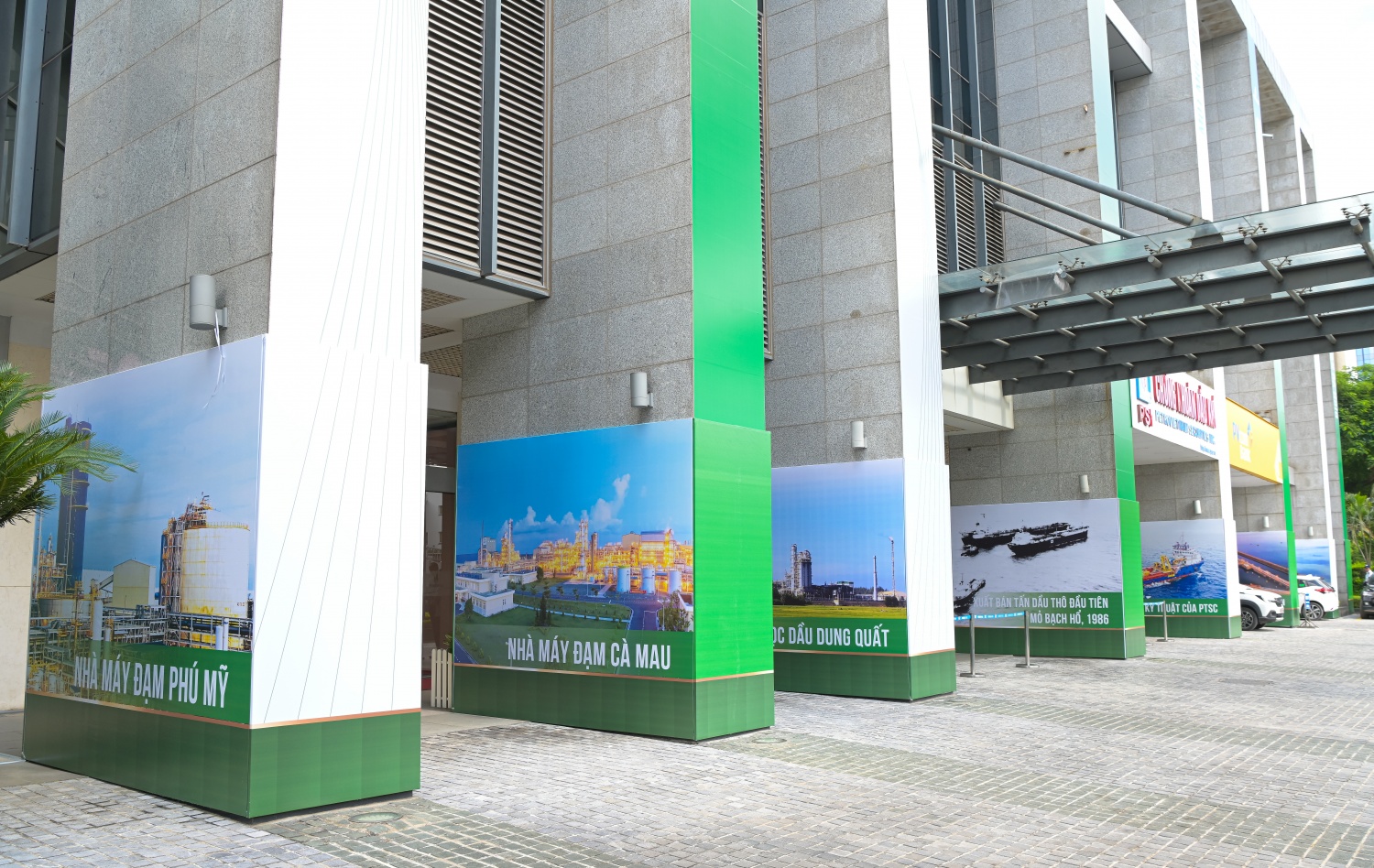 Hình ảnh các dấu ấn của Petrovietnam trong tất cả các lĩnh vực tại sảnh ngoài đối diện đường Láng Hạ