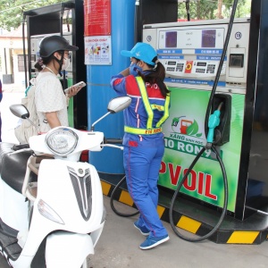 Sau gần 2 tháng thí điểm xăng E10: Người dân dần thích ứng