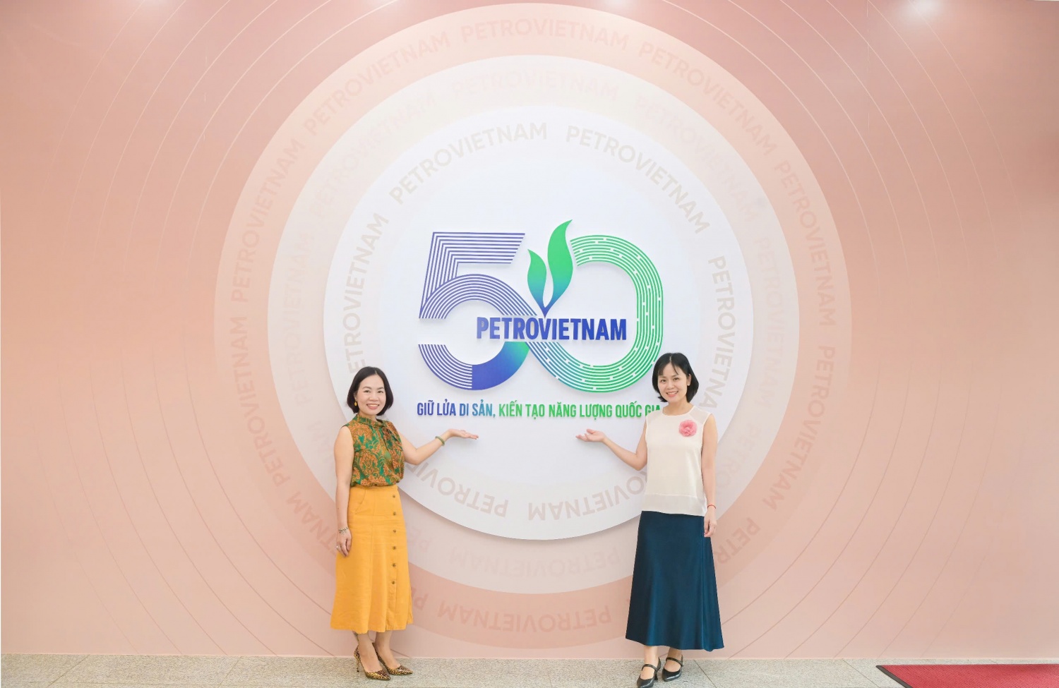 Logo Petrovietnam tại tầng 1 trụ sở Tập đoàn