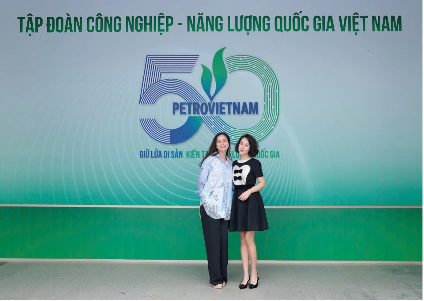 Bộ Logo nổi bật kỷ niệm 50 năm thành lập Petrovietnam tại lối đi tầng 1