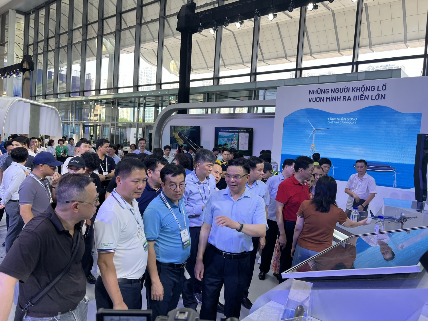 Chủ tịch HĐTV Petrovietnam Lê Mạnh Hùng (ngoài cùng bên phải, hàng trên) kiểm tra công tác thiết kế, lắp đặt các gian hàng tham gia Triển lãm. Chủ tịch HĐTV Petrovietnam Lê Mạnh Hùng (ngoài cùng bên phải, hàng trên) kiểm tra công tác thiết kế, lắp đặt các gian hàng tham gia Triển lãm.