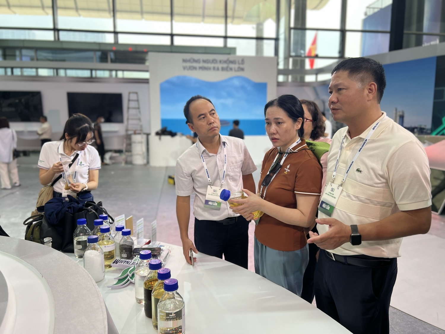 Chủ tịch HĐQT BSR Bùi Ngọc Dương (ngoài cùng bên phải) chỉ đạo bộ phận chuyên môn hoàn thiện gấp các vật phẩm trưng bày khu trong triển lãm. Chủ tịch HĐQT BSR Bùi Ngọc Dương (ngoài cùng bên phải) chỉ đạo bộ phận chuyên môn hoàn thiện gấp các vật phẩm trưng bày khu trong triển lãm.