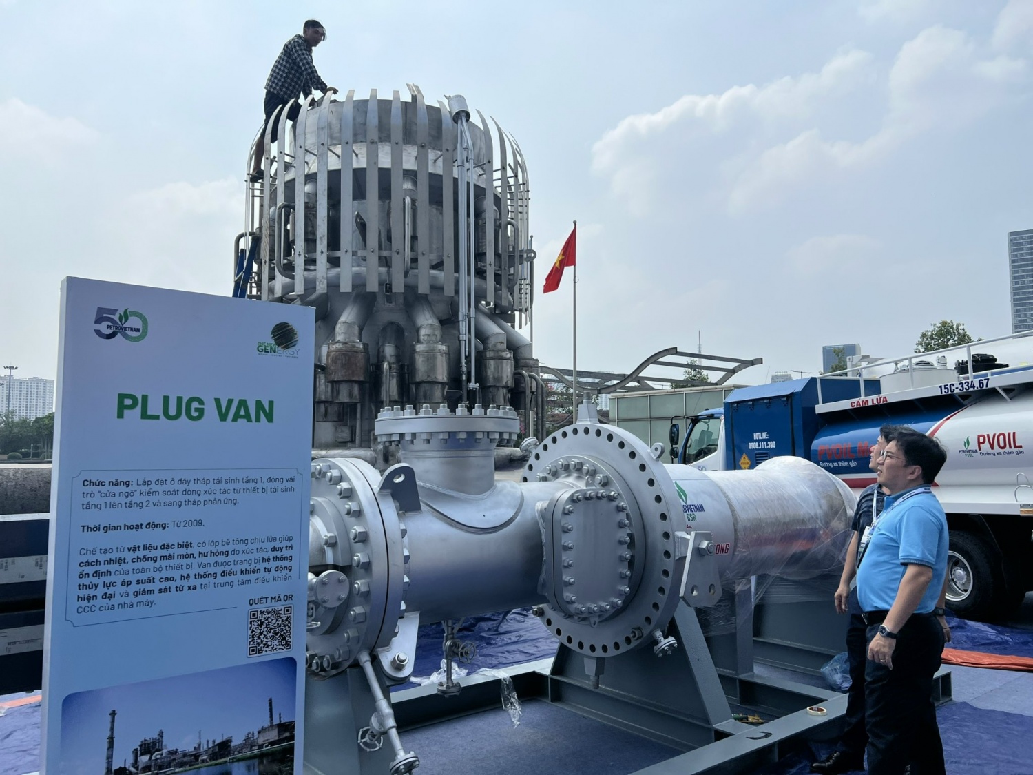 Tổng Giám đốc BSR Nguyễn Việt Thắng (áo xanh) đã trực tiếp chỉ đạo, giám sát khu trưng bày ngoài trời. Tổng Giám đốc BSR Nguyễn Việt Thắng (áo xanh) đã trực tiếp chỉ đạo, giám sát khu trưng bày ngoài trời.