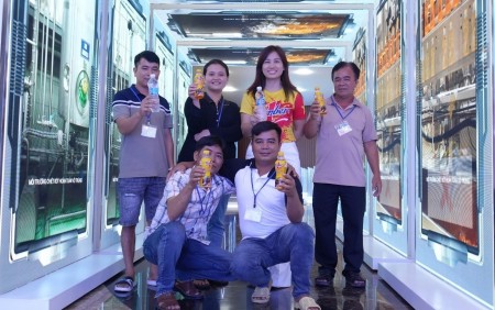 Cả gia đình chạy xe hơn 300km để tận tay nhận giải thưởng 50 triệu đồng từ Number 1