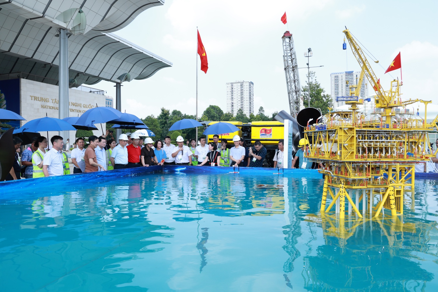 Lãnh đạo khảo sát khu trưng bày của Vietsovpetro