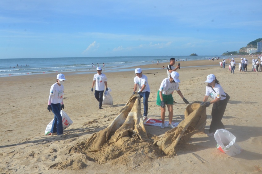Hơn 600 tình nguyện viên tham gia làm sạch bờ biển Vũng Tàu