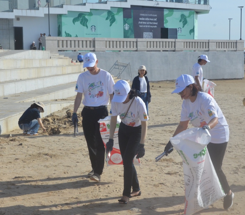 Hơn 600 tình nguyện viên tham gia làm sạch bờ biển Vũng Tàu