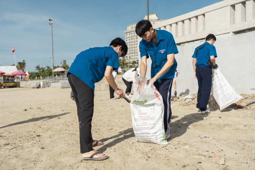 Hơn 600 tình nguyện viên tham gia làm sạch bờ biển Vũng Tàu