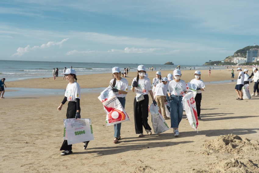 Hơn 600 tình nguyện viên tham gia làm sạch bờ biển Vũng Tàu