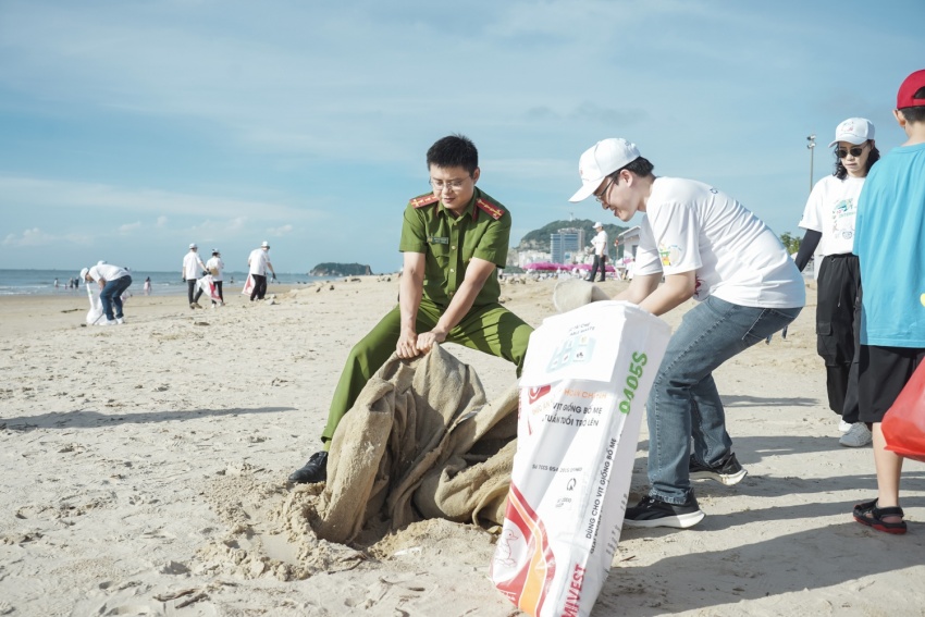 Hơn 600 tình nguyện viên tham gia làm sạch bờ biển Vũng Tàu