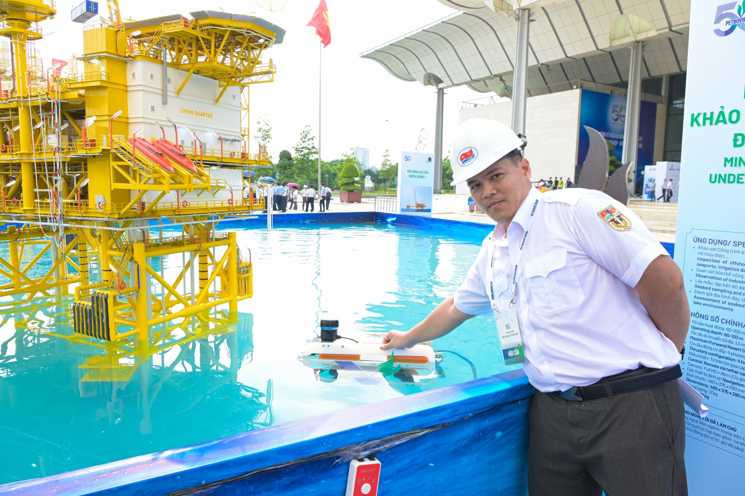 Người lao động Petrovietnam chuẩn bị cho Triển lãm Thành tựu KHCN, kỷ niệm 50 năm thành lập Tập đoàn Người lao động Petrovietnam chuẩn bị cho Triển lãm Thành tựu KHCN, kỷ niệm 50 năm thành lập Tập đoàn