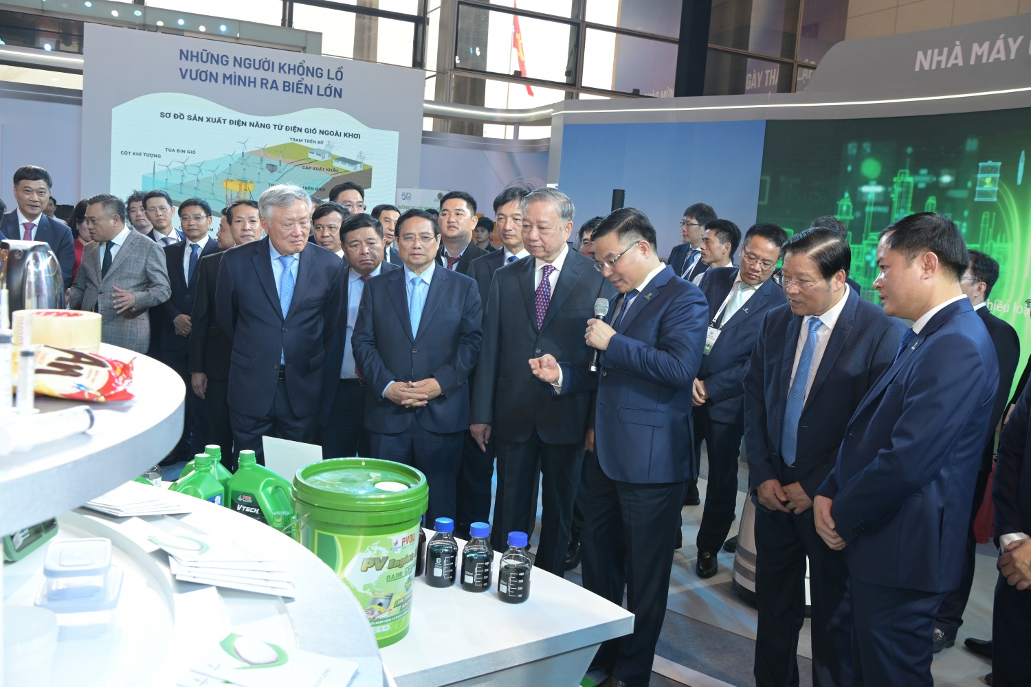 Đồng chí Lê Mạnh Hùng giới thiệu với các đồng chí lãnh đạo Đảng Nhà nước về các sản phẩm xăng dầu, công nghệ nano cho nông nghiệp Đồng chí Lê Mạnh Hùng giới thiệu với các đồng chí lãnh đạo Đảng Nhà nước về các sản phẩm xăng dầu, công nghệ nano cho nông nghiệp