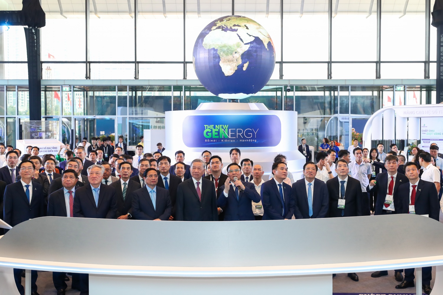 Đồng chí Tổng Bí thư Tô Lâm và các đồng chí lãnh đạo Đảng, Nhà nước nghe giới thiệu về Trung tâm điều hành thông minh của Petrovietnam Đồng chí Tổng Bí thư Tô Lâm và các đồng chí lãnh đạo Đảng, Nhà nước nghe giới thiệu về Trung tâm điều hành thông minh của Petrovietnam