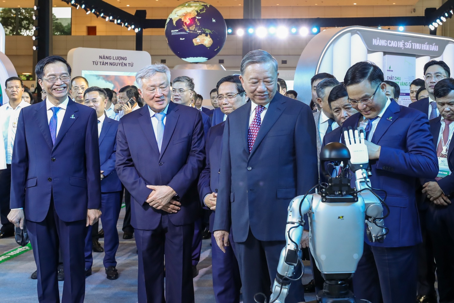 Đồng chí Lê Mạnh Hùng - Bí thư Đảng ủy, Chủ tịch HĐTV Petrovietnam giới thiệu với đồng chí Tổng Bí thư Tô Lâm và các đồng chí Lãnh đạo Đảng Nhà nước về các thành tựu khoa học của Petrovietnam Đồng chí Lê Mạnh Hùng - Bí thư Đảng ủy, Chủ tịch HĐTV Petrovietnam giới thiệu với đồng chí Tổng Bí thư Tô Lâm và các đồng chí Lãnh đạo Đảng Nhà nước về các thành tựu khoa học của Petrovietnam