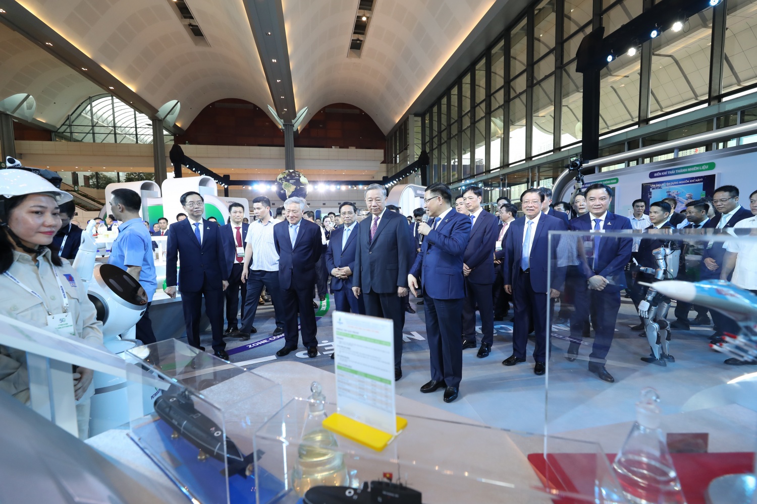 Đồng chí Lê Mạnh Hùng giới thiệu với các đồng chí Tổng Bí thư Tô Lâm về các sản phẩm nhiên liệu quốc phòng Đồng chí Lê Mạnh Hùng giới thiệu với các đồng chí Tổng Bí thư Tô Lâm về các sản phẩm nhiên liệu quốc phòng