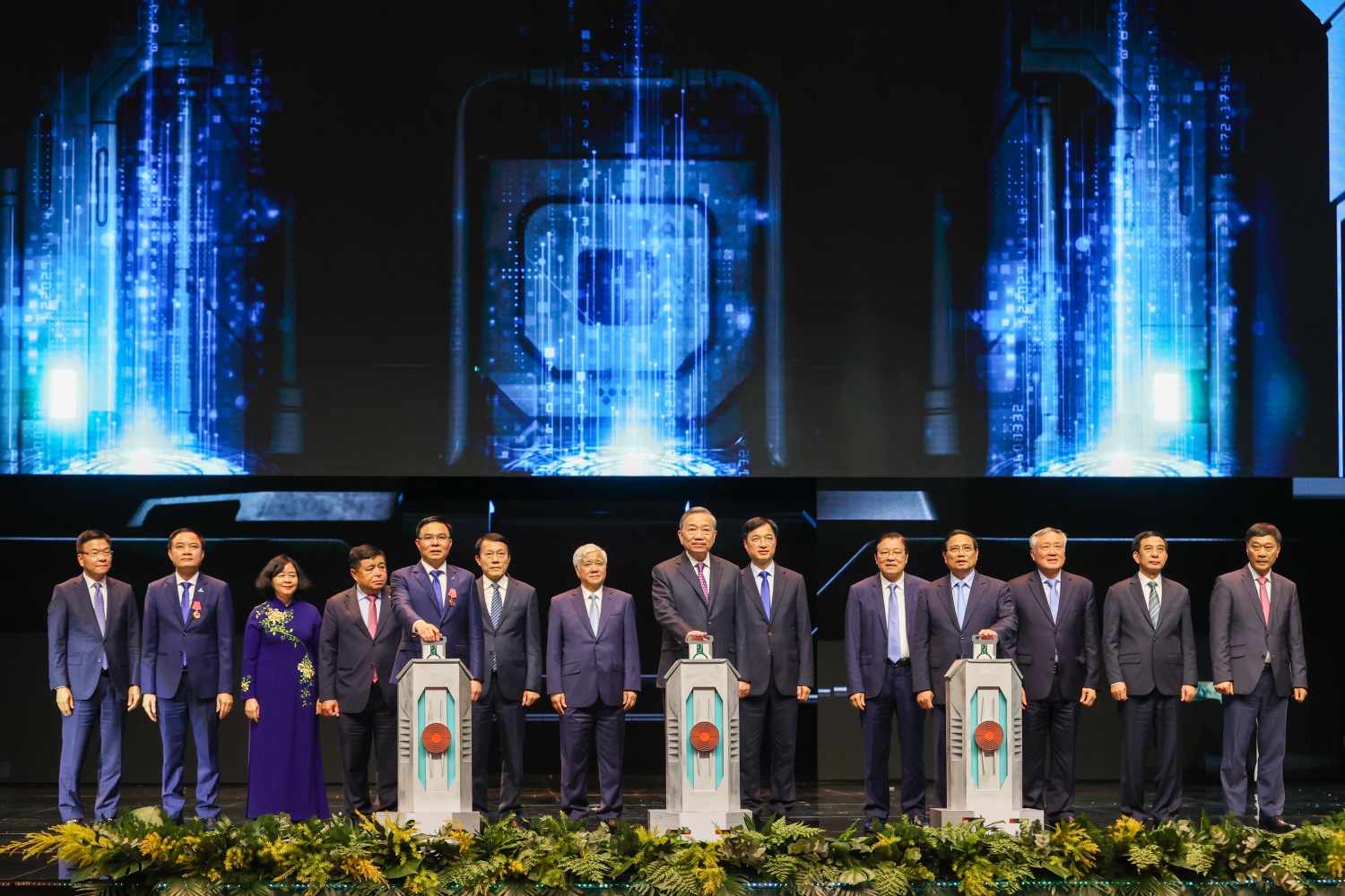 Các đại biểu thực hiện nghi thức khởi động chương trình STEM Innovation Petrovietnam với tổng kinh phí 500 tỷ đồng từ nguồn an sinh xã hội, nhằm phát triển hệ thống phòng học STEM trên toàn quốc Các đại biểu thực hiện nghi thức khởi động chương trình STEM Innovation Petrovietnam với tổng kinh phí 500 tỷ đồng từ nguồn an sinh xã hội, nhằm phát triển hệ thống phòng học STEM trên toàn quốc