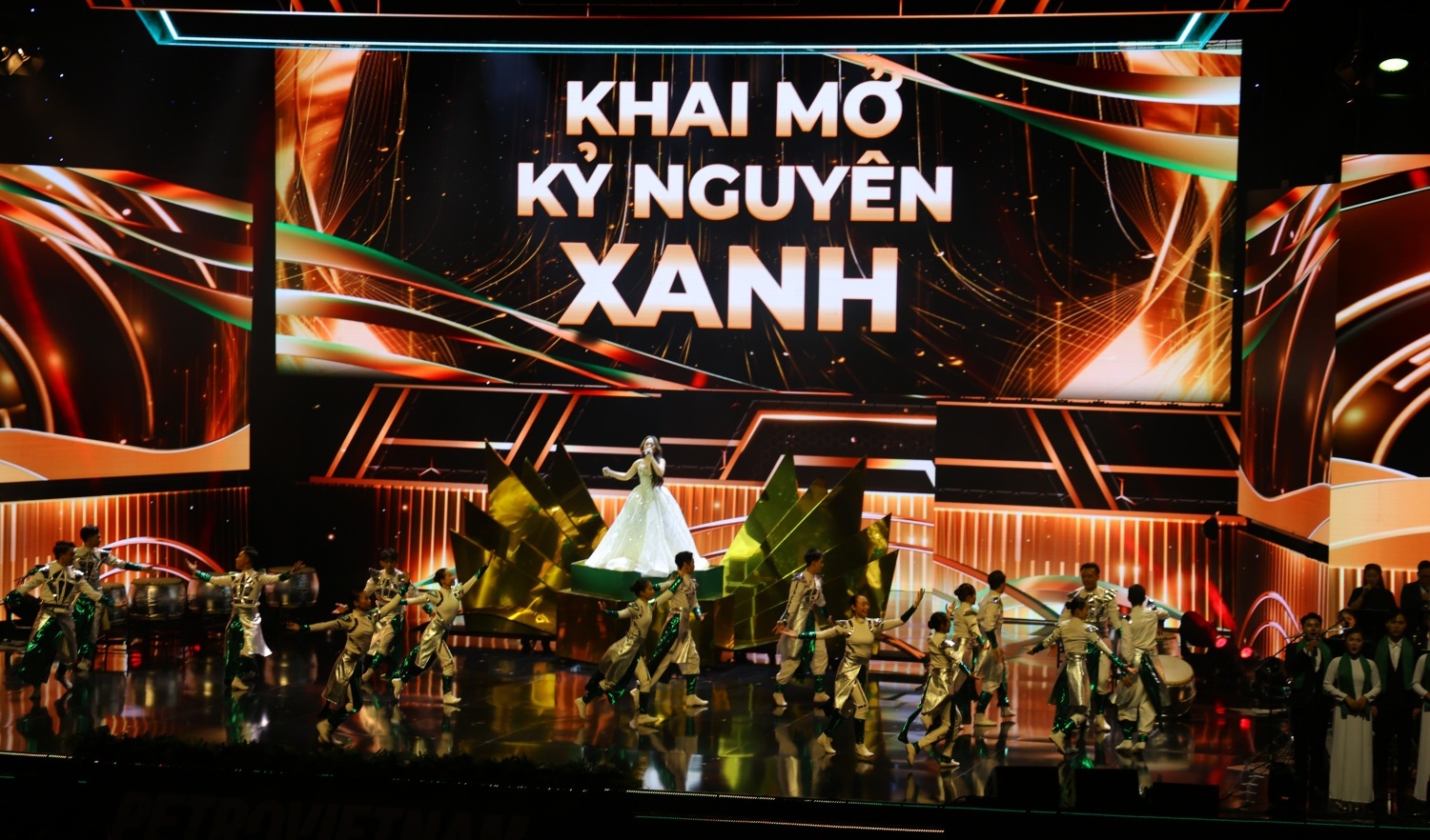 Đặc sắc, ấn tượng, giàu cảm xúc Chương trình nghệ thuật Petrovietnam - Hành trình "Giữ lửa di sản, kiến tạo năng lượng quốc gia"