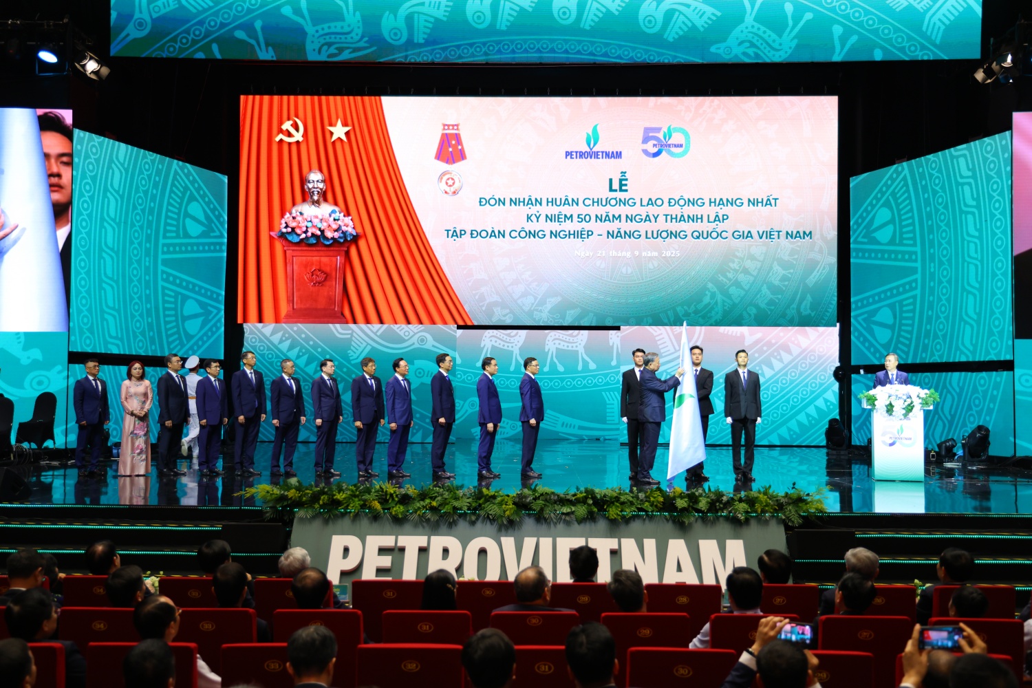 [Chùm ảnh] Tổng Bí thư Tô Lâm dự Lễ kỷ niệm 50 năm thành lập Petrovietnam
