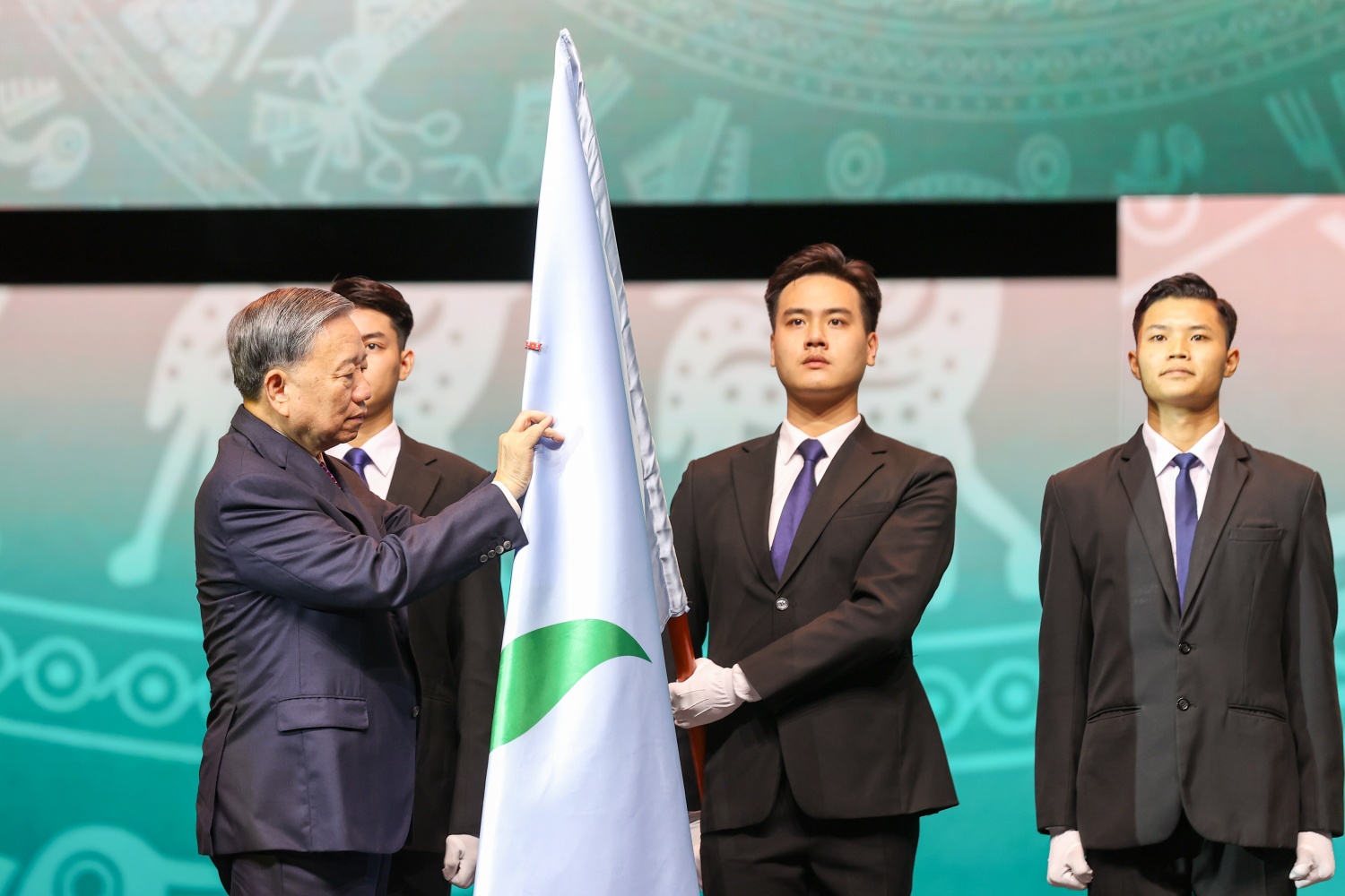 Tiếp lửa tự hào, phấn đấu hoàn thành xuất sắc nhiệm vụ SXKD cả năm 2025 Tiếp lửa tự hào, phấn đấu hoàn thành xuất sắc nhiệm vụ SXKD cả năm 2025