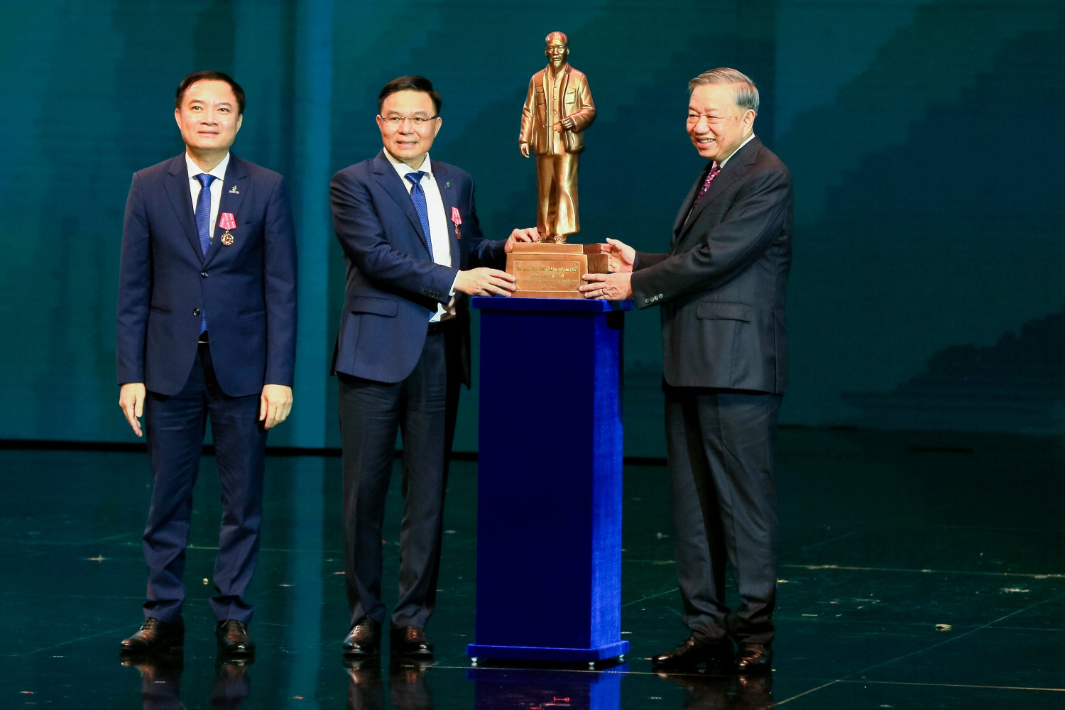 [Chùm ảnh] Tổng Bí thư Tô Lâm dự Lễ kỷ niệm 50 năm thành lập Petrovietnam