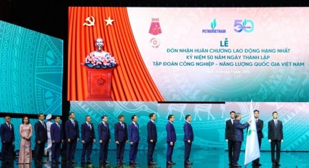 Petrovietnam đón nhận Huân chương Lao động hạng Nhất