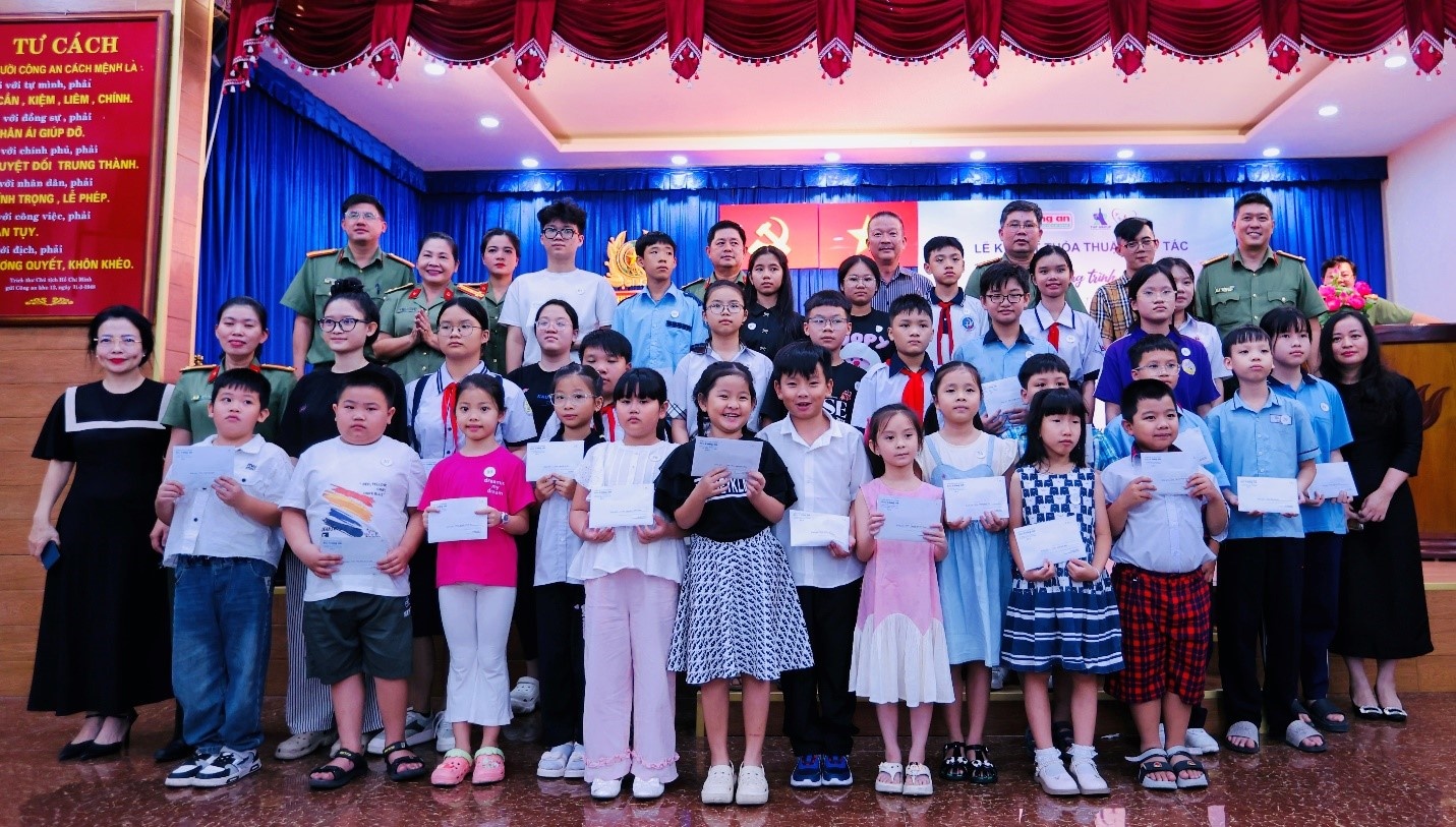 Sau Hà Nội, Tân Hiệp Phát tiếp tục bảo trợ con em cán bộ chiến sĩ công an có hoàn cảnh khó khăn tại TP HCM Sau Hà Nội, Tân Hiệp Phát tiếp tục bảo trợ con em cán bộ chiến sĩ công an có hoàn cảnh khó khăn tại TP HCM