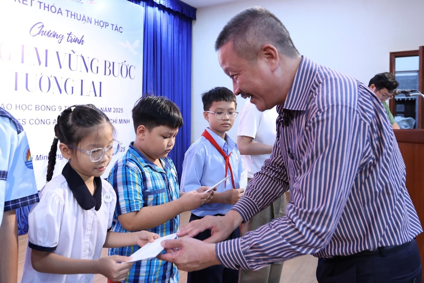 Sau Hà Nội, Tân Hiệp Phát tiếp tục bảo trợ con em cán bộ chiến sĩ công an có hoàn cảnh khó khăn tại TP HCM Sau Hà Nội, Tân Hiệp Phát tiếp tục bảo trợ con em cán bộ chiến sĩ công an có hoàn cảnh khó khăn tại TP HCM