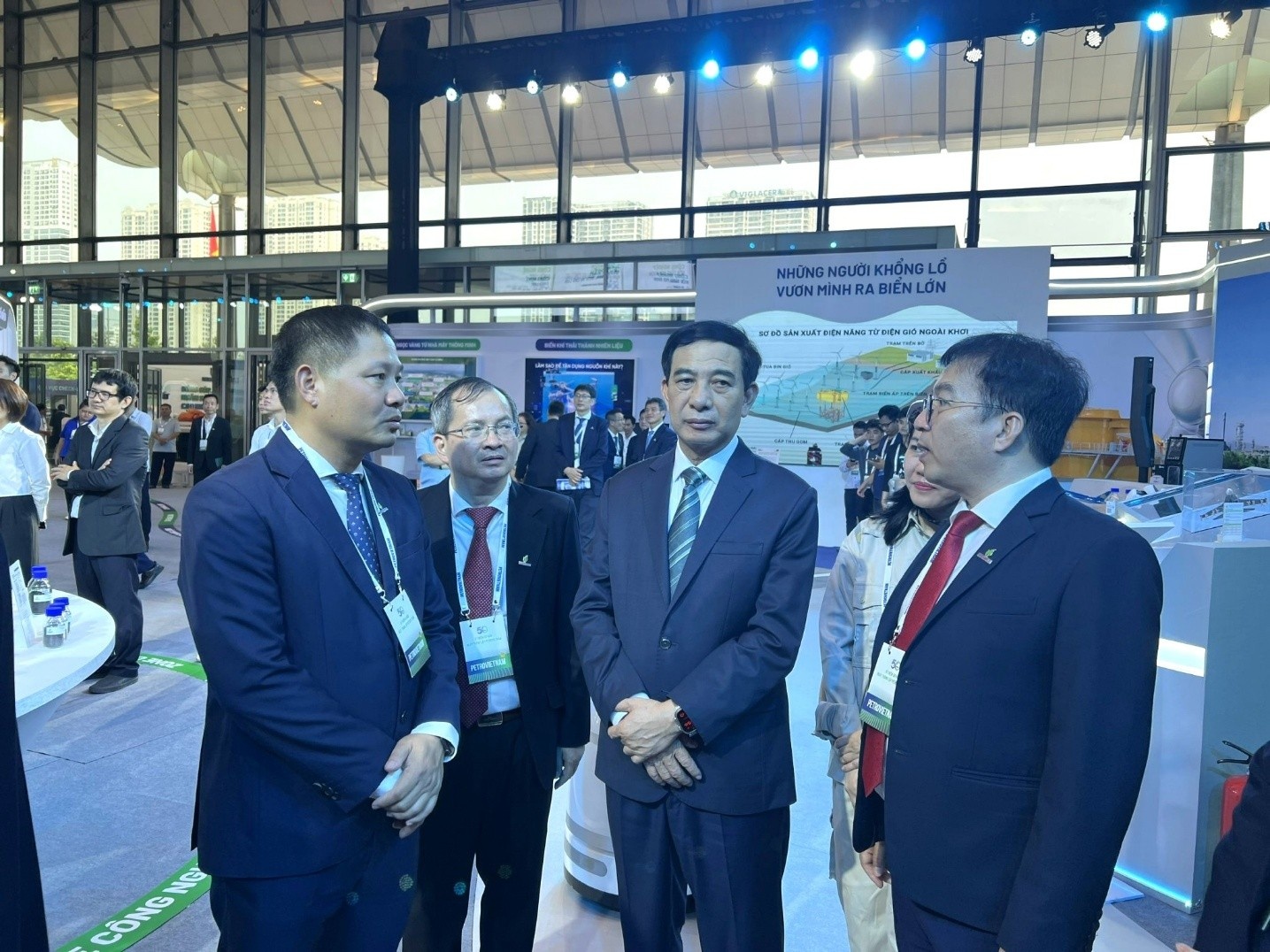 Ban lãnh đạo BSR báo cáo quá trình sản xuất, cung ứng nhiên liệu quốc phòng với Đại tướng Phan Văn Giang - Ủy viên Bộ Chính trị, Bộ trưởng Bộ Quốc phòng Ban lãnh đạo BSR báo cáo quá trình sản xuất, cung ứng nhiên liệu quốc phòng với Đại tướng Phan Văn Giang - Ủy viên Bộ Chính trị, Bộ trưởng Bộ Quốc phòng