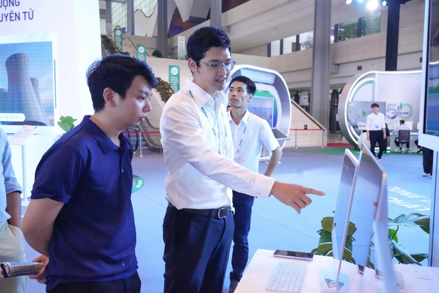 Người dân náo nức tham quan Triển lãm Khoa học, Công nghệ của Petrovietnam