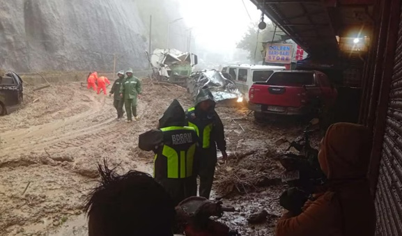 Siêu bão Ragasa đổ bộ Philippines, nhiều nước trong khu vực khẩn cấp ứng phó