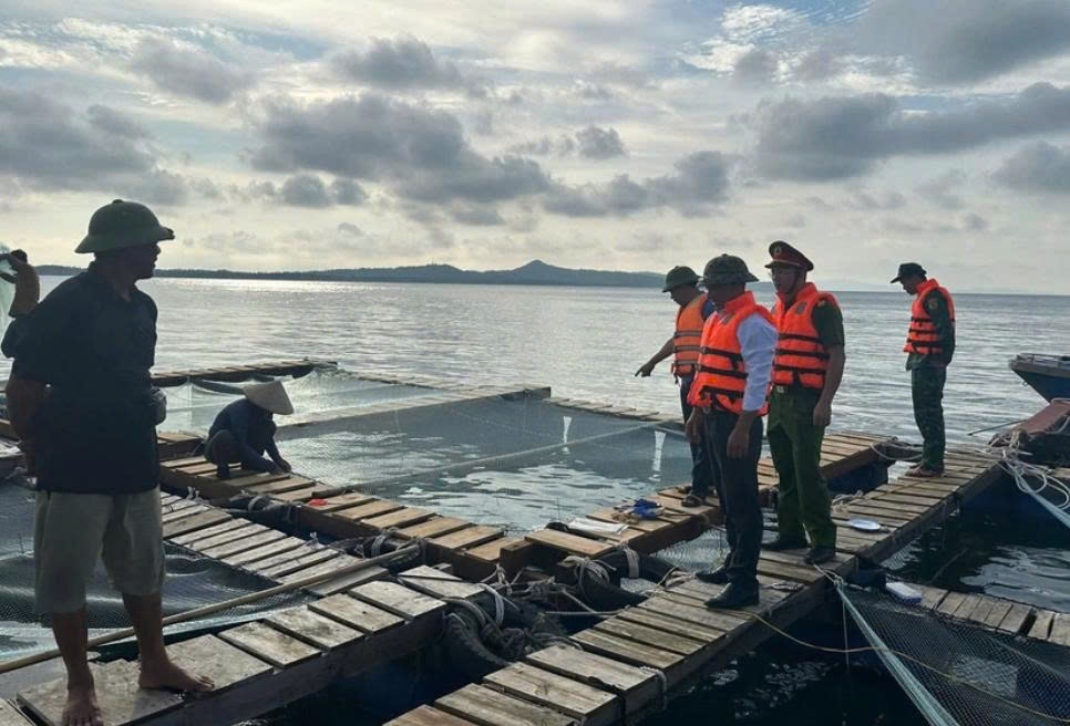 Hỗ trợ người dân chằng chống lồng bè tại Đặc khu Cô Tô, tỉnh Quảng Ninh. Ảnh: Đặc khu cung cấp