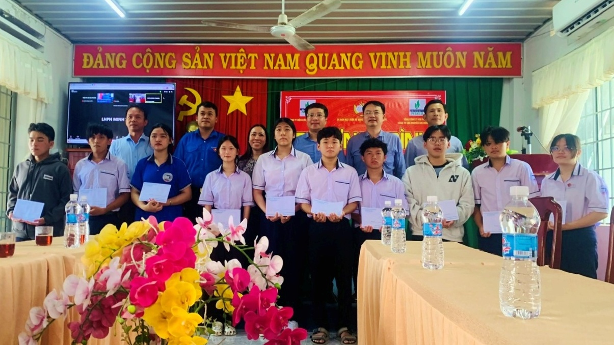 PV Power NT và PV GAS SE trao tặng Nhà đại đoàn kết và học bổng tại Đồng Nai