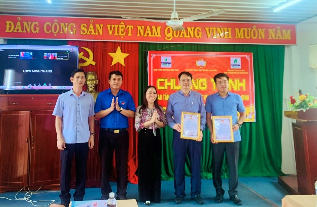 PV Power NT và PV GAS SE trao tặng Nhà đại đoàn kết và học bổng tại Đồng Nai PV Power NT và PV GAS SE trao tặng Nhà đại đoàn kết và học bổng tại Đồng Nai