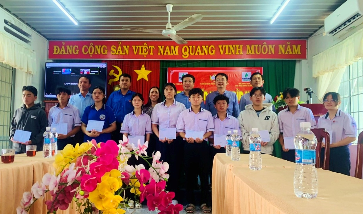 PV Power NT và PV GAS SE trao tặng Nhà đại đoàn kết và học bổng tại Đồng Nai PV Power NT và PV GAS SE trao tặng Nhà đại đoàn kết và học bổng tại Đồng Nai