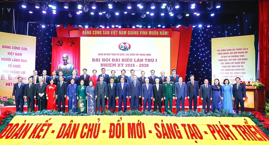 Các đồng chí lãnh đạo Đảng, Nhà nước chụp ảnh cùng các đại biểu dự đại hội.