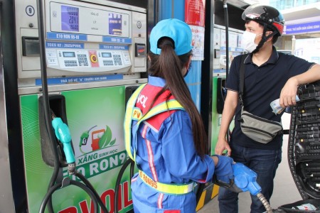 Giá xăng RON95-III giảm xuống còn 20.165 đồng/lít