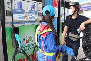 Giá xăng RON95-III giảm xuống còn 20.165 đồng/lít