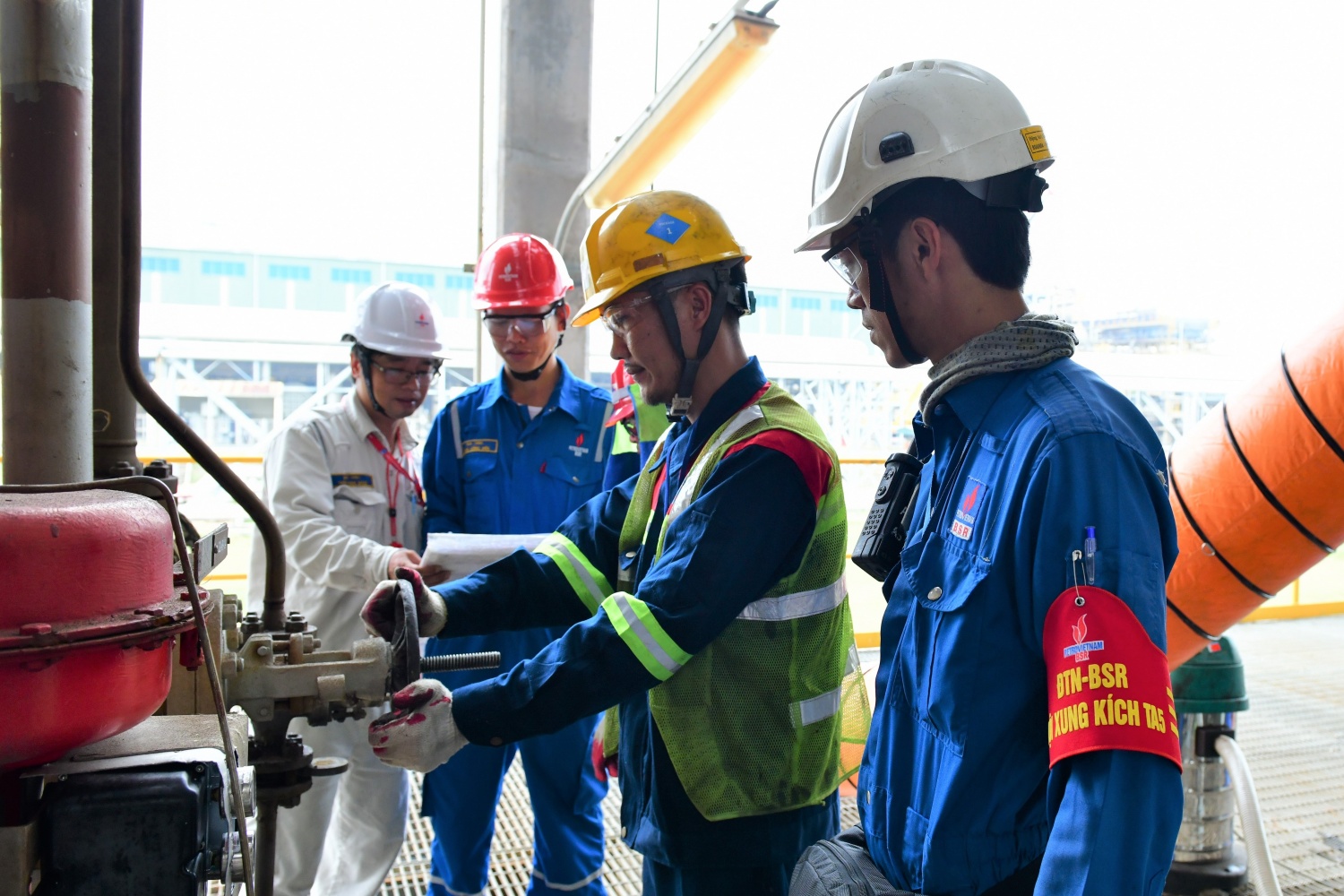 Đoàn viên Thanh niên BSR tham gia trong công tác đảm bảo an toàn, kiểm soát NLĐ trong đợt BDTT lần 5 NMLD Dung Quất.