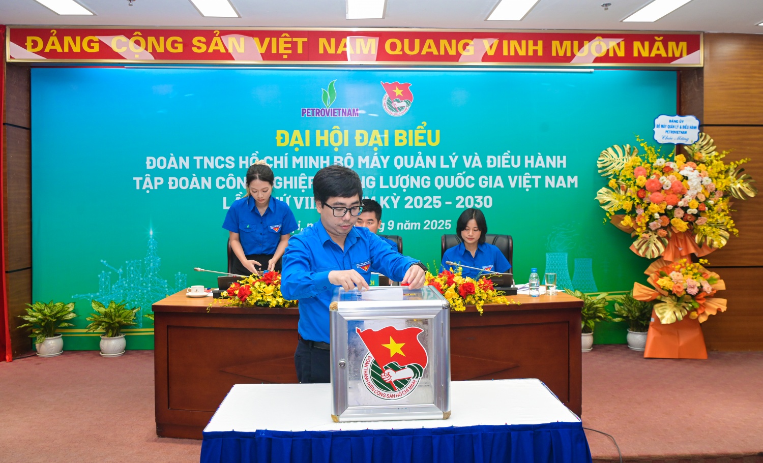 Tuổi trẻ BMQL&ĐH Petrovietnam: Xung kích, sáng tạo, khẳng định bản lĩnh trong nhiệm kỳ mới Tuổi trẻ BMQL&ĐH Petrovietnam: Xung kích, sáng tạo, khẳng định bản lĩnh trong nhiệm kỳ mới