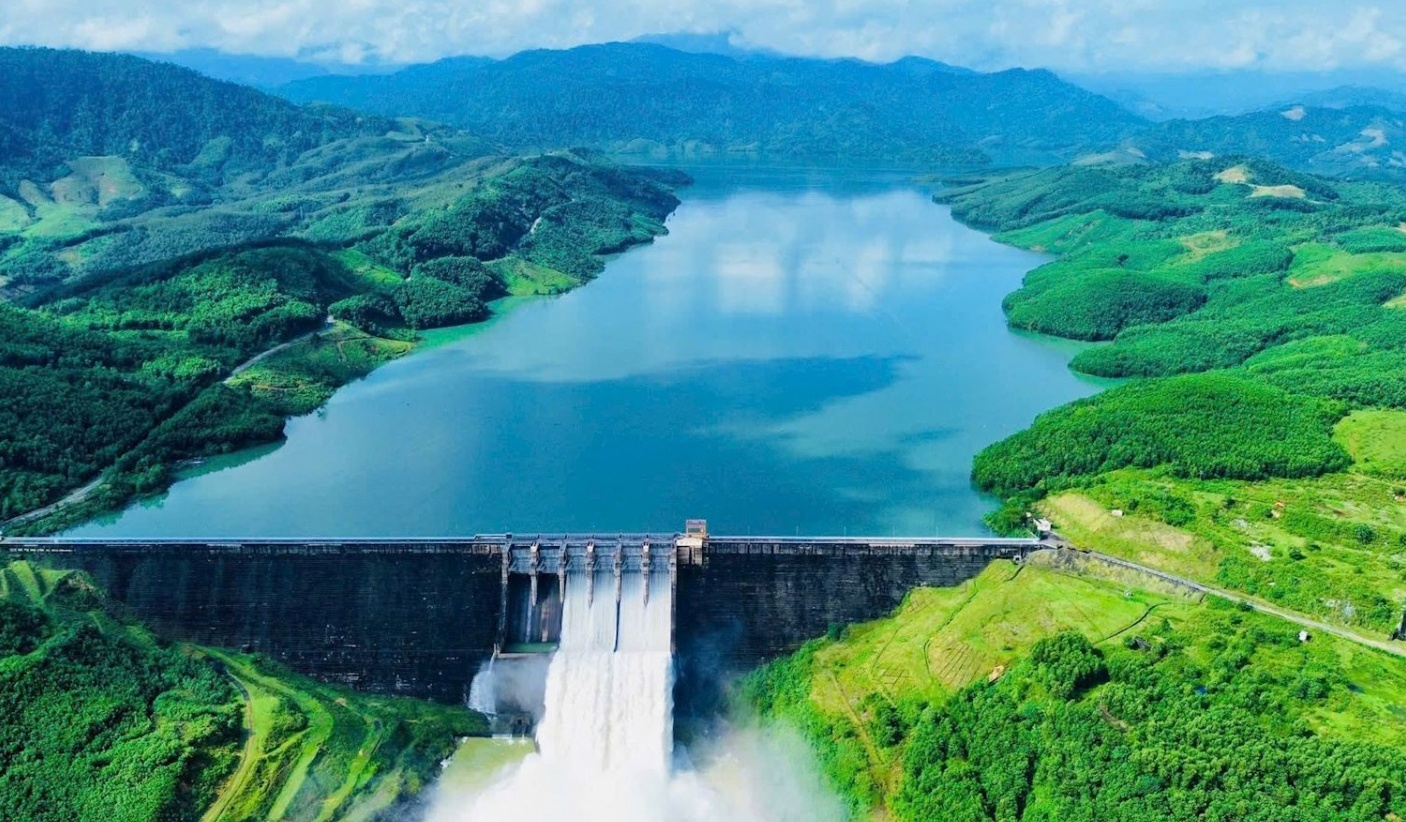 Nhiều hồ thủy điện hạ mực nước vận hành để ứng phó bão số 10