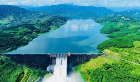 Nhiều hồ thủy điện hạ mực nước vận hành để ứng phó bão số 10